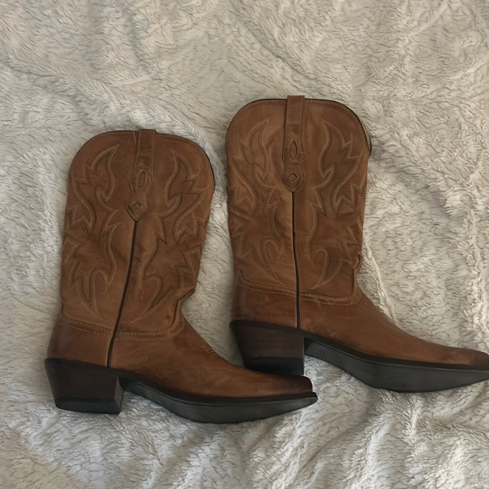 Nocona Women’s size 9 tan fashion western boot, only worn once, like new